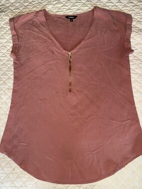 Express Mauve Short-Sleeve V-Neck Top with Gold Zip